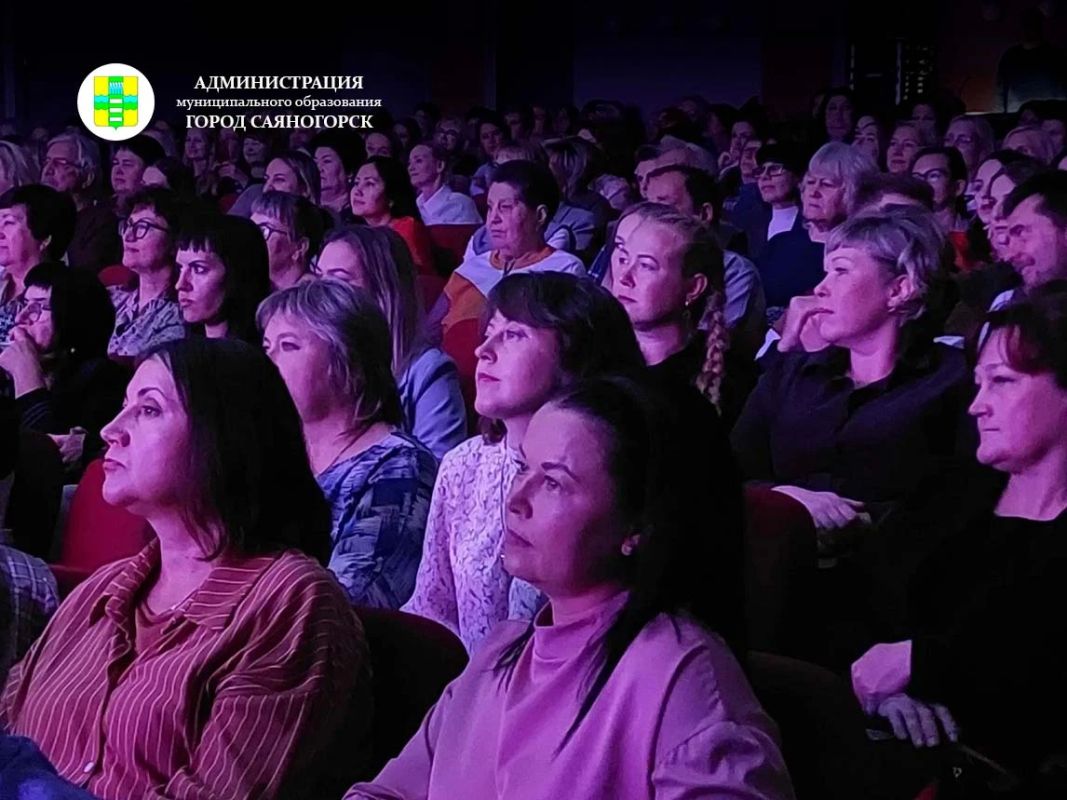 Накануне профессионального праздника во дворце культуры «Визит» состоялся большой праздничный концерт, на котором чествовали тех, кто несет знания нашим детям Накануне профессионального праздника во дворце культуры «Визит» состоялся большой праздничный концерт, на котором чествовали тех, кто несет знания нашим детям