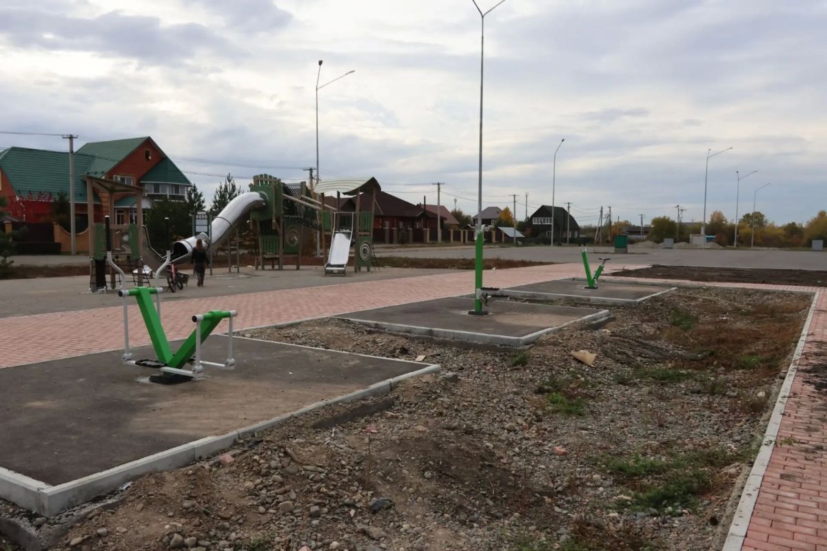 В Абакане продолжается благоустройство территории в 10 жилом районе В Абакане продолжается благоустройство территории в 10 жилом районе