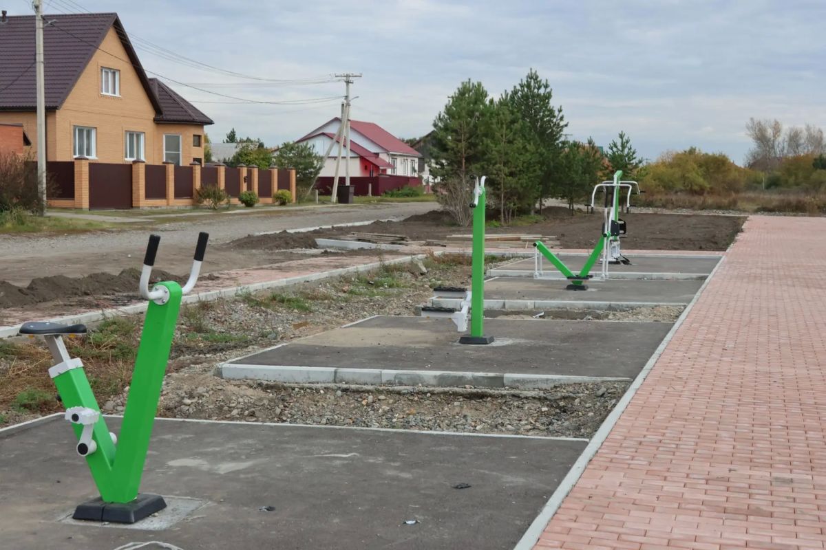 В Абакане продолжается благоустройство территории в 10 жилом районе В Абакане продолжается благоустройство территории в 10 жилом районе