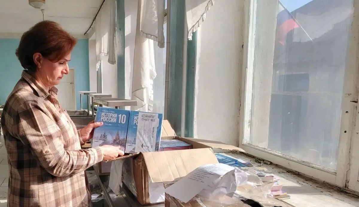 Школьники из ЛНР получили учебники нового образца по истории из Хакасии