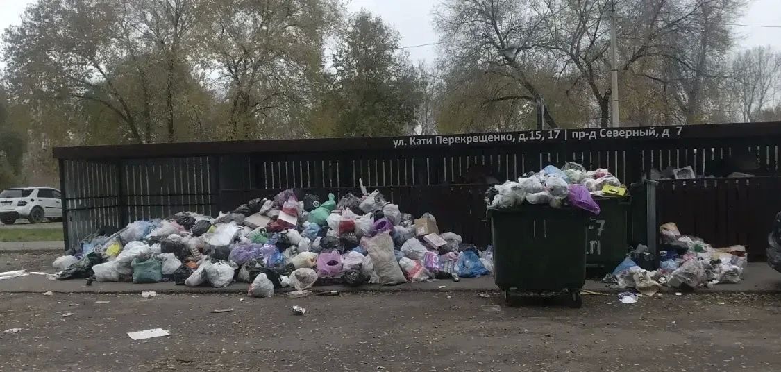 Из серии было/стало. Сейчас на зачистку мусора с площадок накопления ТКО уходит больше времени Из серии было/стало. Сейчас на зачистку мусора с площадок накопления ТКО уходит больше времени