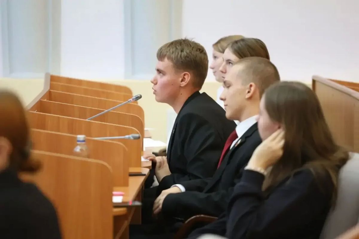 Кто встанет у руля Хакасии: в парламенте запустили новый поток «Школы молодого парламентария» Кто встанет у руля Хакасии: в парламенте запустили новый поток «Школы молодого парламентария»