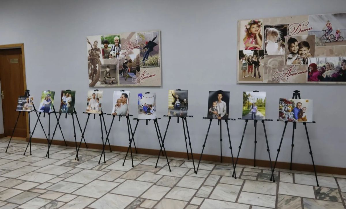 В Администрации города Абакана открылась фотовыставка «Папа в городе Абакане», посвящённая предстоящему Дню отца В Администрации города Абакана открылась фотовыставка «Папа в городе Абакане», посвящённая предстоящему Дню отца
