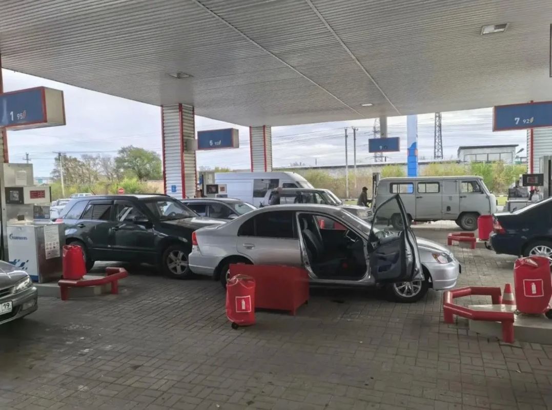 ДТП на ровном месте: водитель пострадал в аварии на заправке в Саяногорске