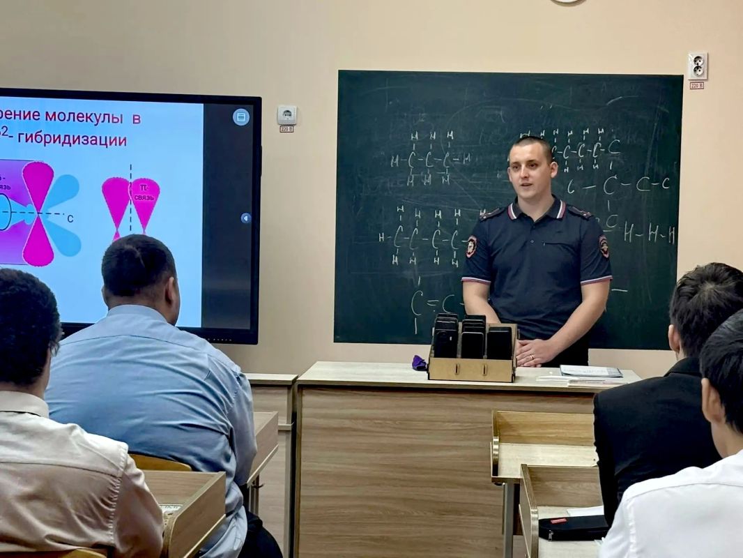 Абаканские полицейские продолжают проводить профориентационные встречи со старшеклассниками