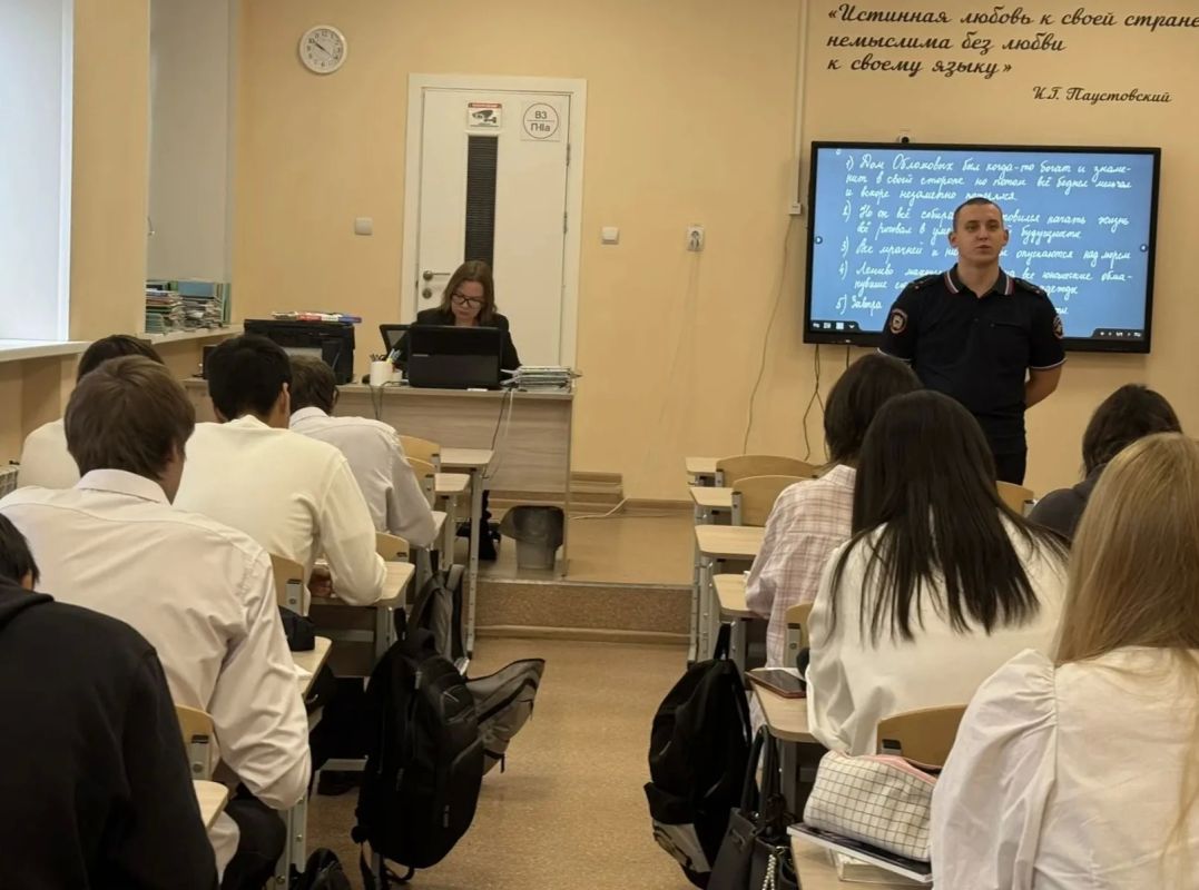 Абаканские полицейские продолжают проводить профориентационные встречи со старшеклассниками Абаканские полицейские продолжают проводить профориентационные встречи со старшеклассниками