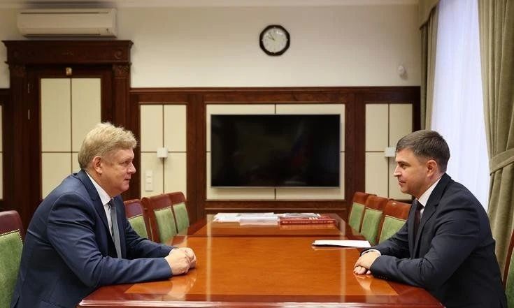 Итоги работы Западно-Сибирской магистрали обсудил полпред Президента с начальником ЗСЖД