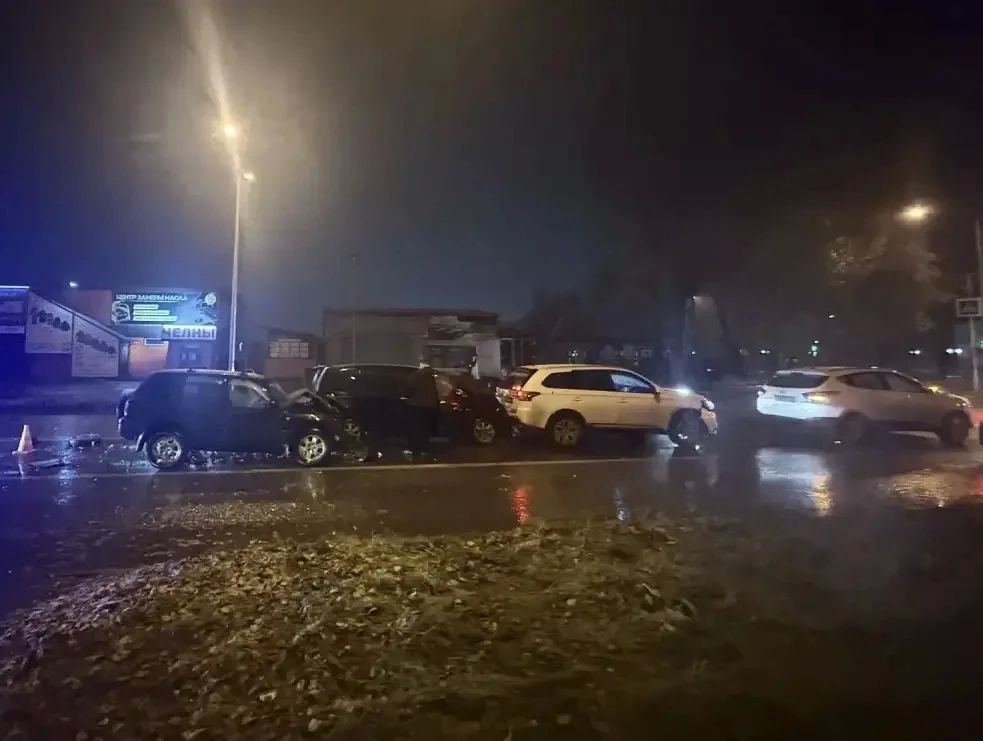 4 машины столкнулись на Павших Коммунаров в Абакане 4 машины столкнулись на Павших Коммунаров в Абакане