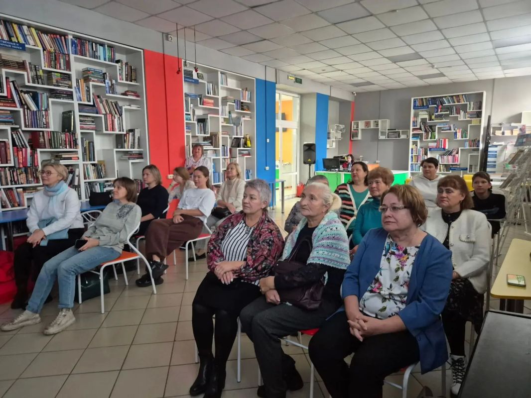 В рамках II Международного фестиваля детско-юношеского и семейного кино «Жарки» в абаканской городской библиотеке "Ровесник" прошел кинопросмотр и обсуждение военной драмы Павла Иванова «Отец» В рамках II Международного фестиваля детско-юношеского и семейного кино «Жарки» в абаканской городской библиотеке "Ровесник" прошел кинопросмотр и обсуждение военной драмы Павла Иванова «Отец»