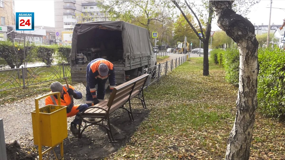 50 новых скамеек устанавливают коммунальщики на проспекте Ленина в Абакане