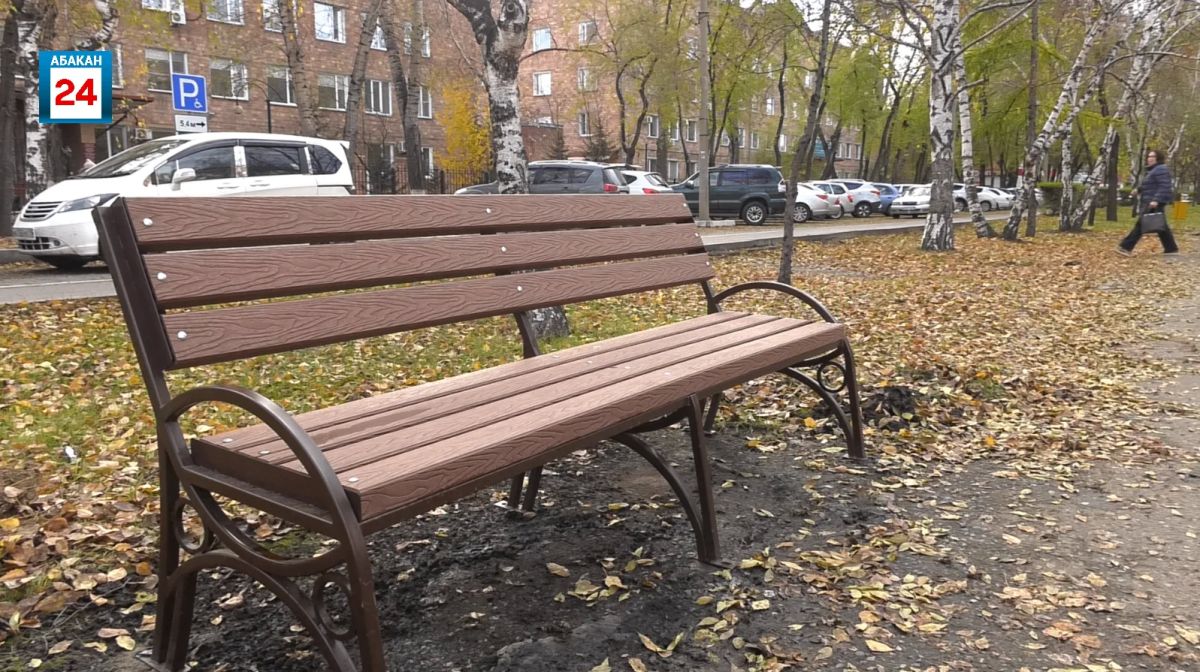 50 новых скамеек устанавливают коммунальщики на проспекте Ленина в Абакане 50 новых скамеек устанавливают коммунальщики на проспекте Ленина в Абакане