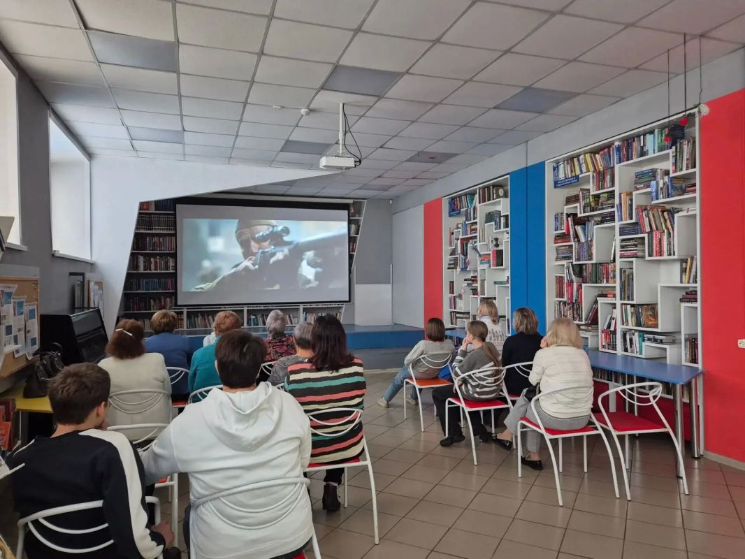 В рамках II Международного фестиваля детско-юношеского и семейного кино «Жарки» в абаканской городской библиотеке "Ровесник" прошел кинопросмотр и обсуждение военной драмы Павла Иванова «Отец» В рамках II Международного фестиваля детско-юношеского и семейного кино «Жарки» в абаканской городской библиотеке "Ровесник" прошел кинопросмотр и обсуждение военной драмы Павла Иванова «Отец»