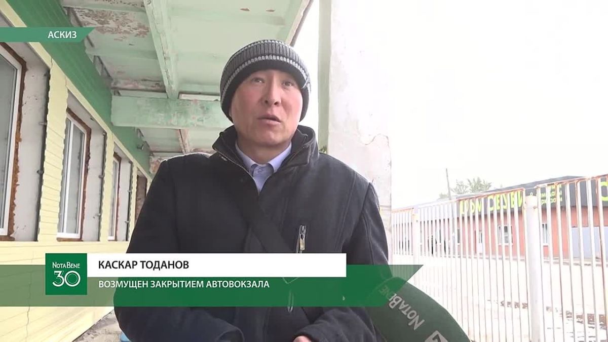 Дверь автовокзала в Аскизе закрыта на замок