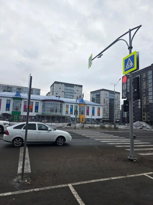 У строящейся Детской поликлиники в Арбане появился пешеходный переход со светофорным комплексом