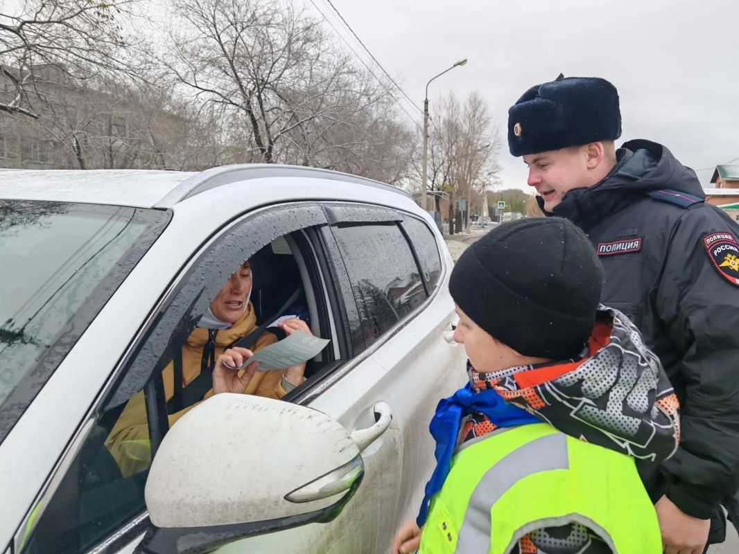В Абакане ЮИДовцы и сотрудники Госавтоинспекции поздравили водителей с наступающим Днём автомобилиста В Абакане ЮИДовцы и сотрудники Госавтоинспекции поздравили водителей с наступающим Днём автомобилиста