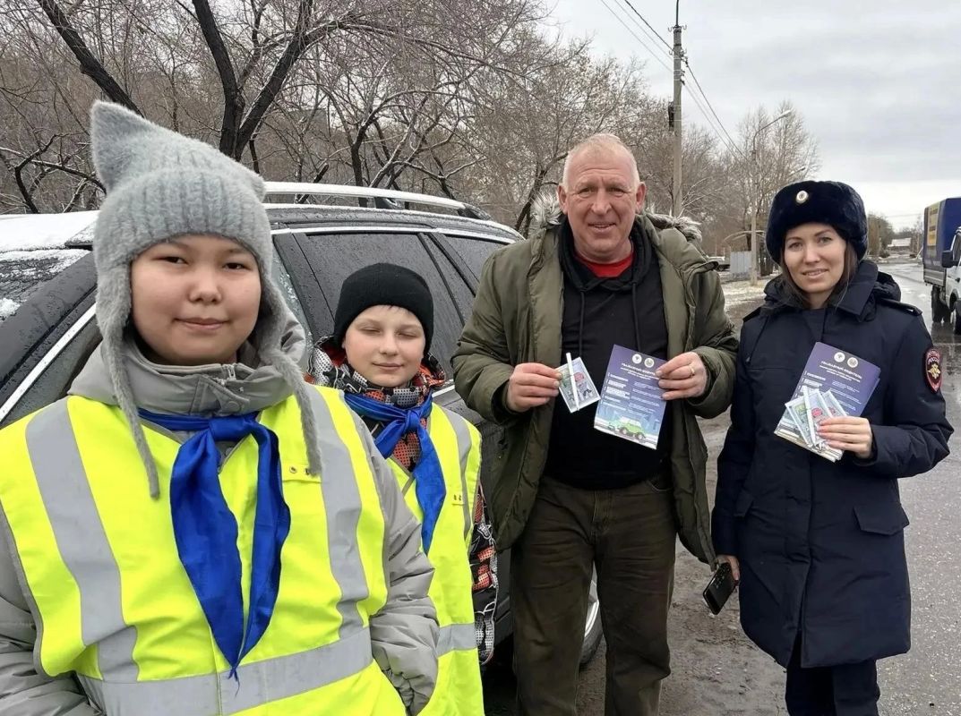 В Абакане ЮИДовцы и сотрудники Госавтоинспекции поздравили водителей с наступающим Днём автомобилиста
