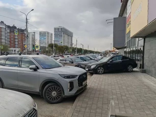В Абакане «Мерседес» попробовал «ограбить» ТЦ В Абакане «Мерседес» попробовал «ограбить» ТЦ