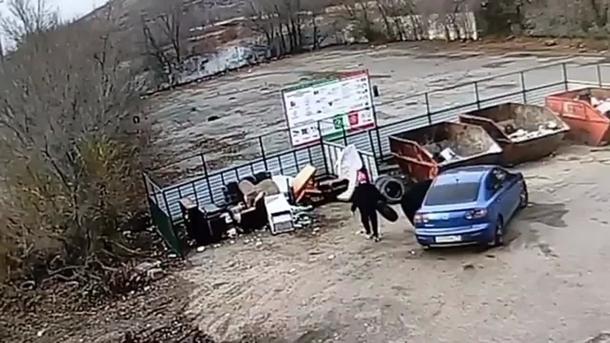 Штрафы до 3 тысяч рублей грозят жителям Хакасии, выбрасывающим старые шины на мусорные площадки