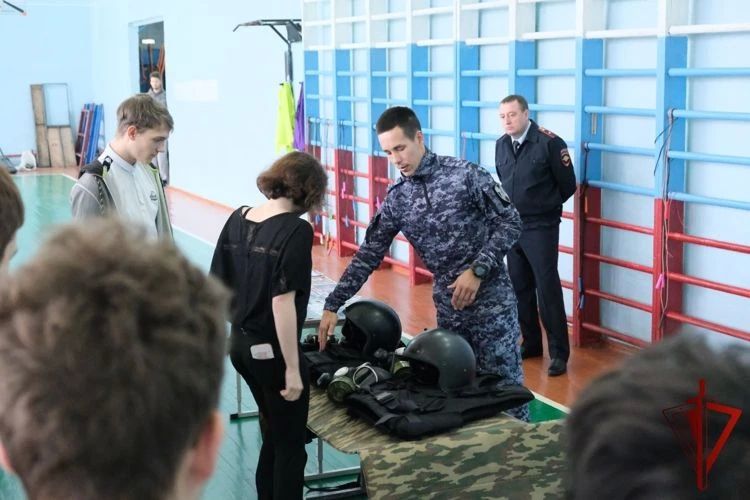 Стражи правопорядка познакомили абаканских школьников со своей работой Стражи правопорядка познакомили абаканских школьников со своей работой