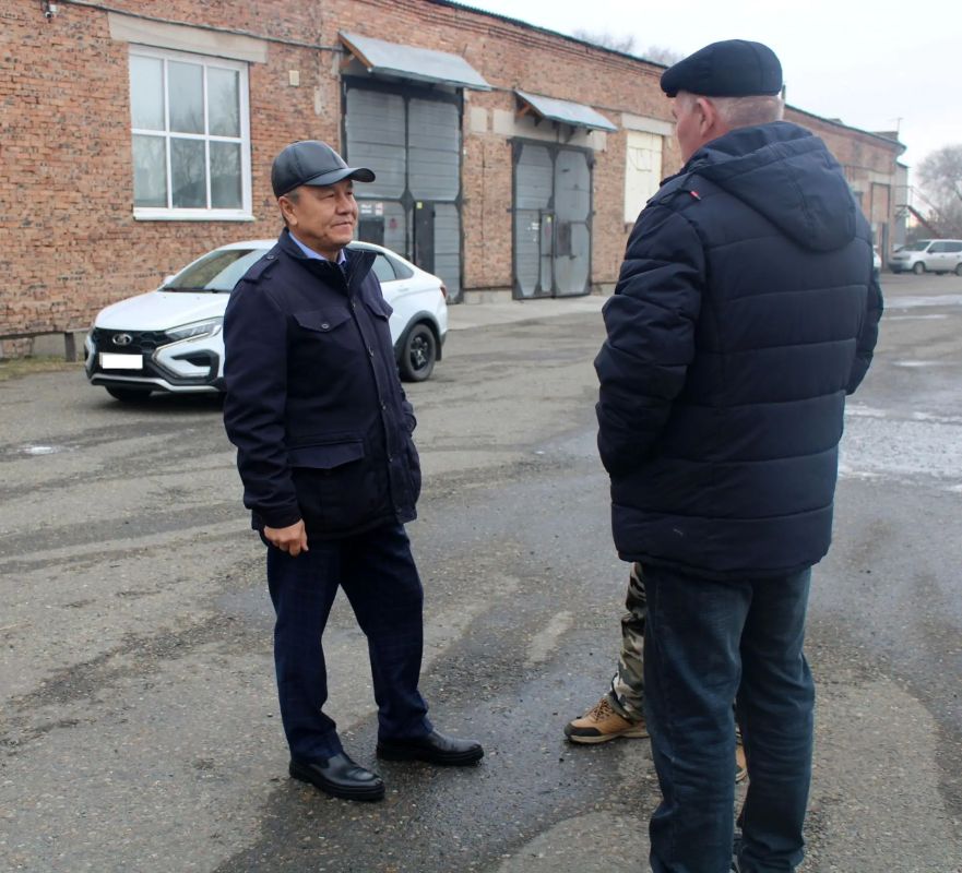 20 тонн гумпомощи из Хакасии отправили бойцам и мирным жителям в зону СВО 20 тонн гумпомощи из Хакасии отправили бойцам и мирным жителям в зону СВО