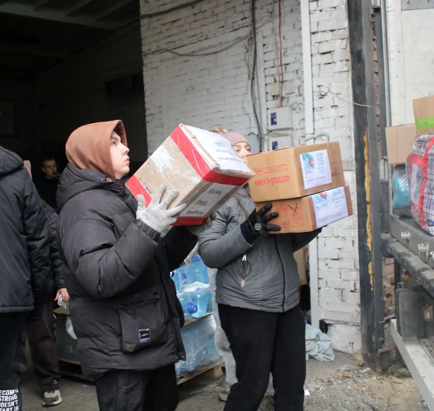 20 тонн гумпомощи из Хакасии отправили бойцам и мирным жителям в зону СВО 20 тонн гумпомощи из Хакасии отправили бойцам и мирным жителям в зону СВО