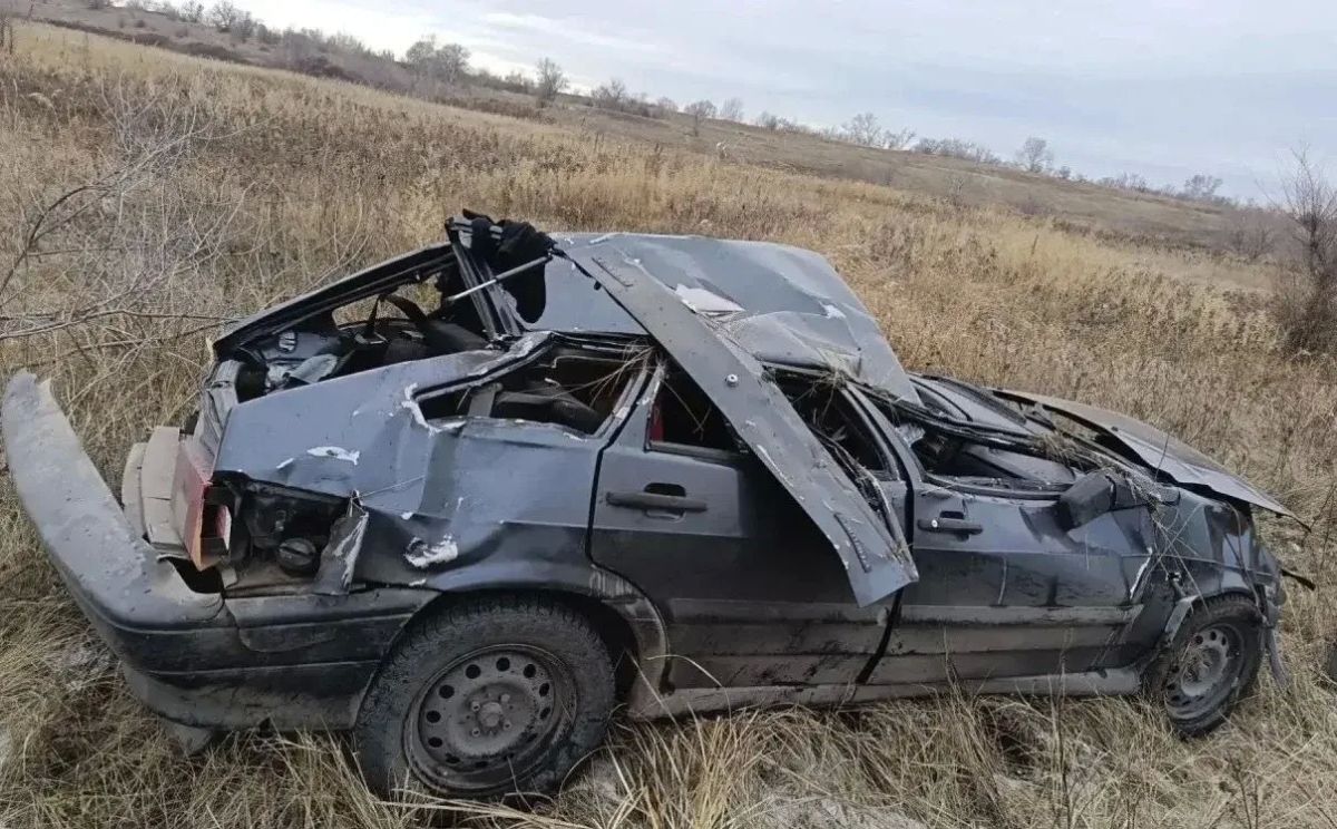 На трассе Абакан - Саяногорск отечественный автомобиль при обгоне вылетел с дороги и перевернулся