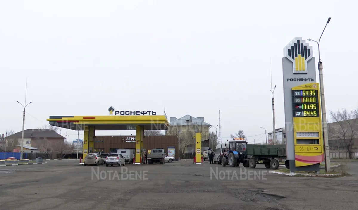 На заправках ХТК подешевел бензин, за сутки минус 13 рублей