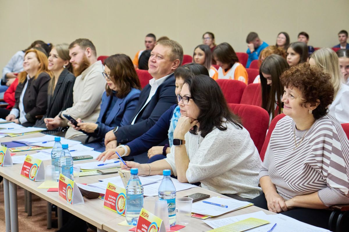 Самыми внимательными зрителями на Слете, как всегда, являются наши члены Жюри Самыми внимательными зрителями на Слете, как всегда, являются наши члены Жюри