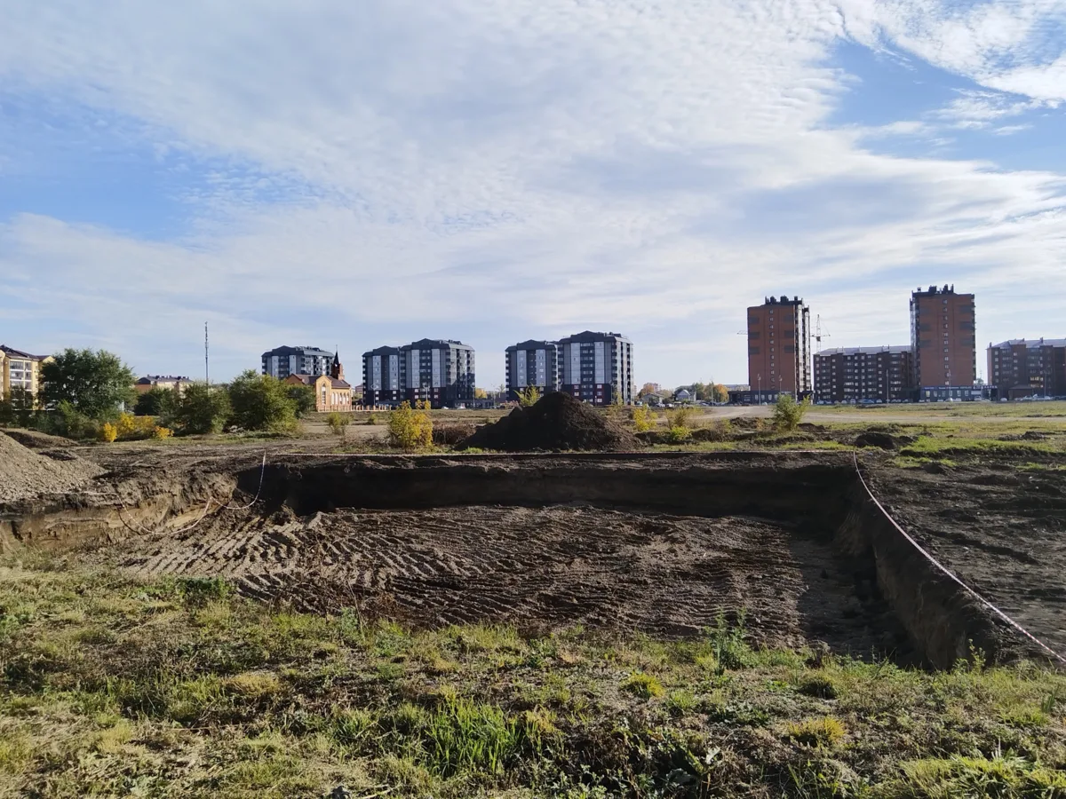 В будущем парке Арбан подрядчик «ДСП-8» выполняет вертикальную планировку участка, меняет непригодный грунт и закладывает основание под будущий скейт-парк и памп-трек — это трасса для велосипедистов, сообщает мэрия