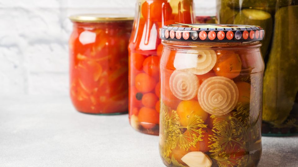 Отравится вся семья: эти продукты ни в коем случае нельзя консервировать на зиму