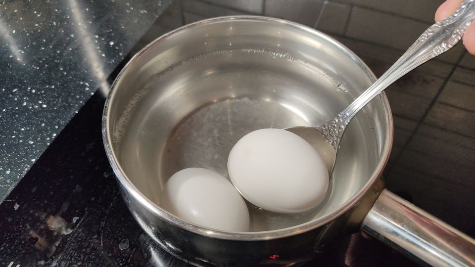 Не спешите утилизировать: чем полезна вода после варки яиц?