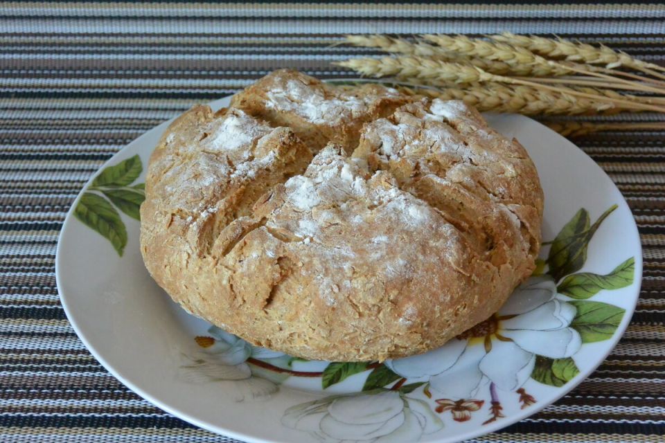 Нежный и полезный домашний хлеб без дрожжей: простой рецепт на кефире