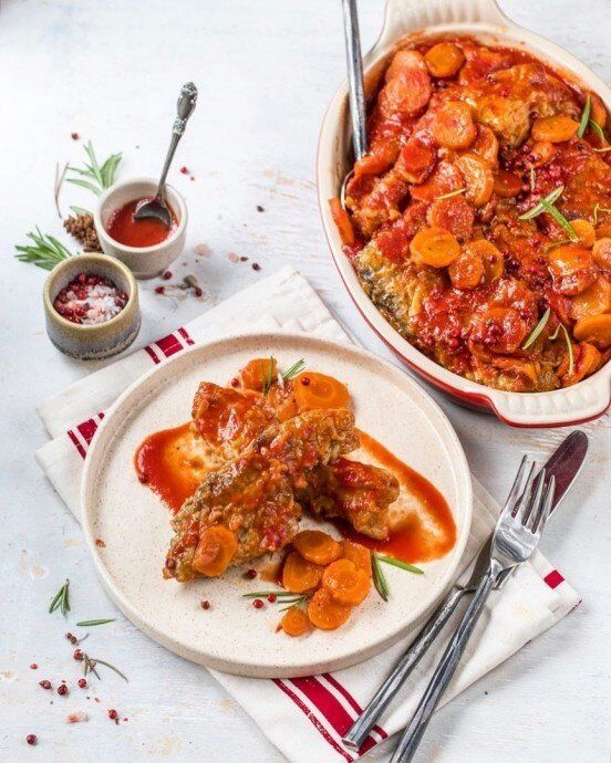 Рыба с овощами в томатном соусе