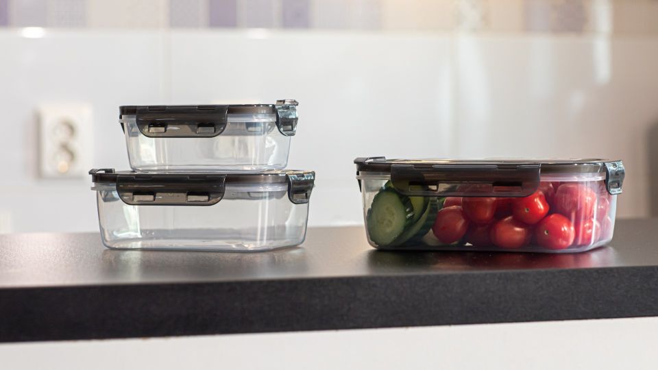 Как избавиться от запаха плесени в пластиковом контейнере: три рабочих способа