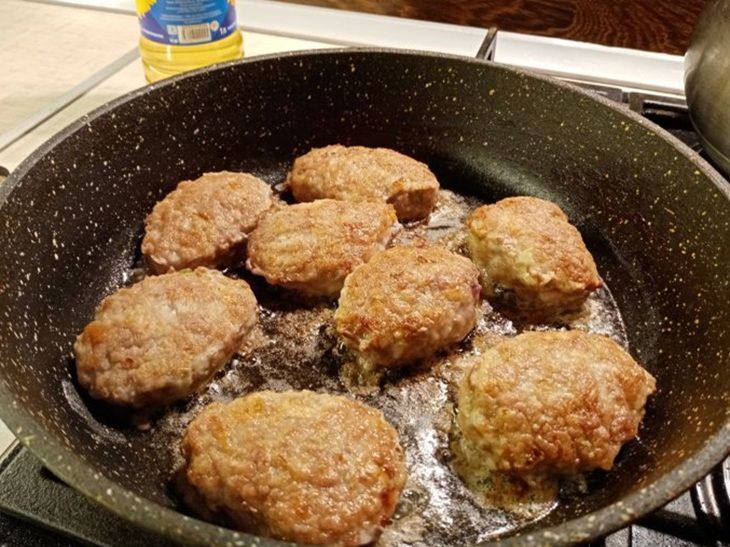 2 ложки в фарш, и котлеты будут сочные и нежные: неожиданная кулинарная хитрость