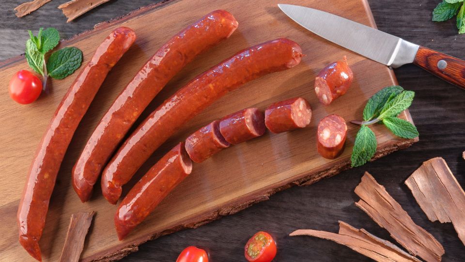 Такой ужин из сосисок дома готовят шеф-повара: повторит каждая хозяйка