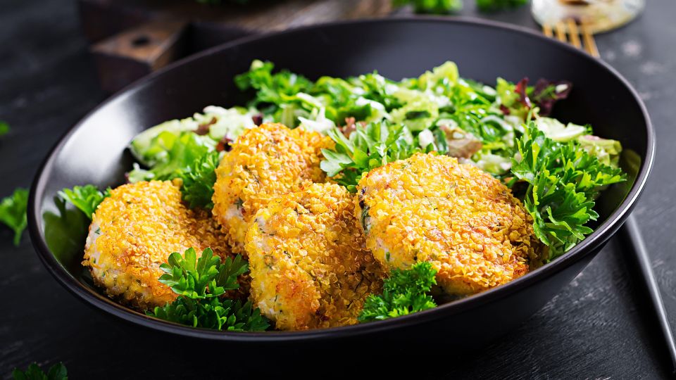 Советские котлеты по ГОСТу готовили только так: сочные внутри и с хрустящей корочкой