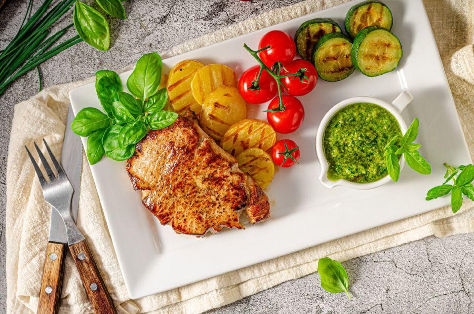 Жареные свиные отбивные с цукини: идеальное сочетание вкусов для вашего стола