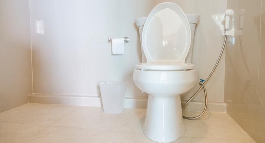 Почему лучше не смывать в унитаз все подряд? Сантехник раскрывает секреты