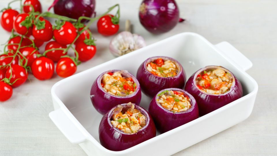 Покорит самого требовательного гурмана: срочно покупайте в магазине красный лук и лимон