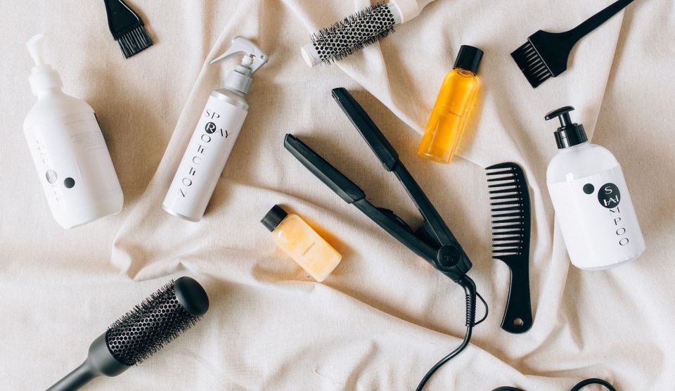 Многие дамы забывают чистить этот аксессуар: он просто кишит микробами