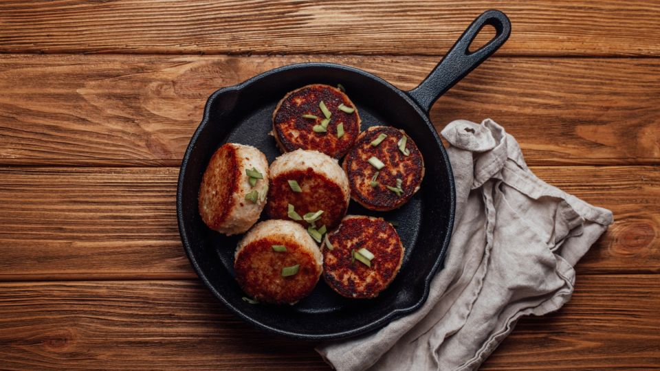 У хитрых хозяек котлеты получаются сочными и плотными: вместо хлеба добавляют вот что