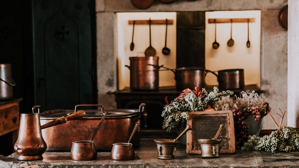 Медная посуда сразу же засияет: вместо химии хозяйки используют другой продукт