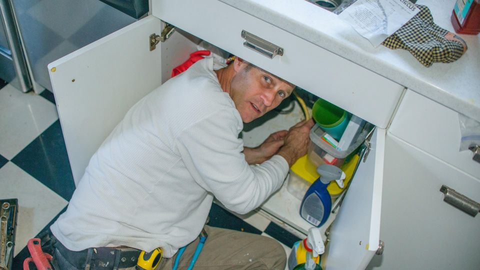 Сантехник запретил заливать в трубы эту смесь: забьете водопровод окончательно