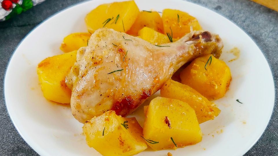 Нежные куриные ножки с запеченным картофелем для любого стола