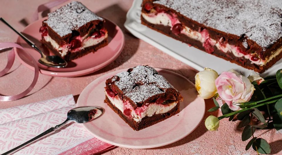 Брауни с творогом и вишней: новый взгляд на классический десерт