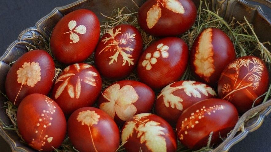 Как красить пасхальные яйца без трещин и с яркими цветами