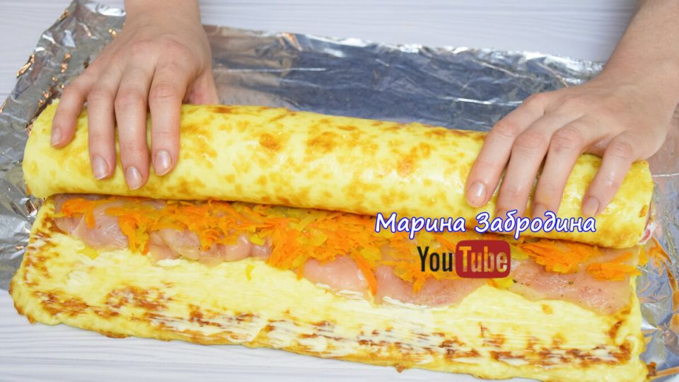 Кулинарный шедевр на праздник: как приготовить сырный рулет с курицей и окороком